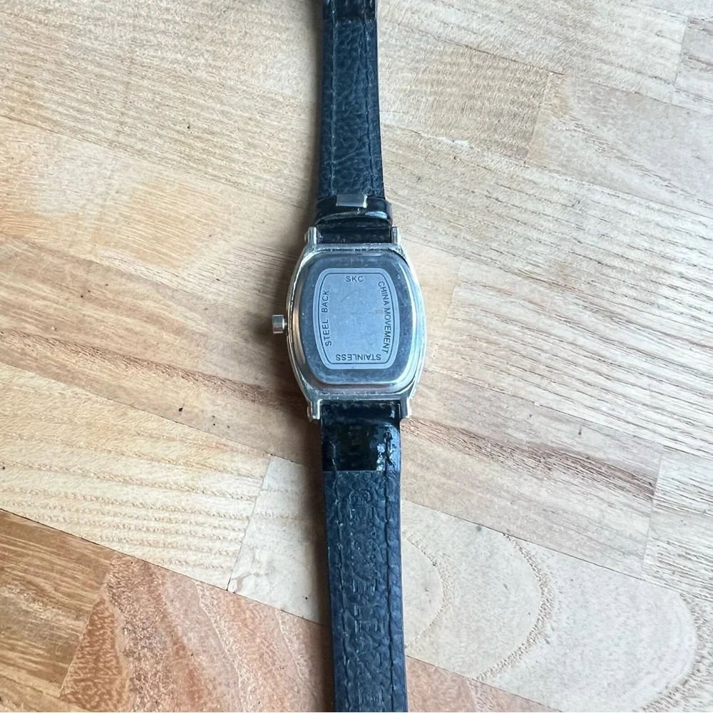 Unbranded ladies silver tone black leather dress watch NEW BATTERY